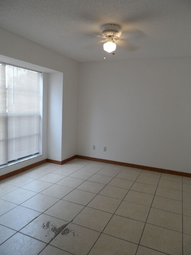 Building Photo - AVAILABLE NOW 3 BEDROOM 2 BATH 2 CAR GARAGE. CONTACT KAREN GUARDINO, REALTOR 386-747-9295