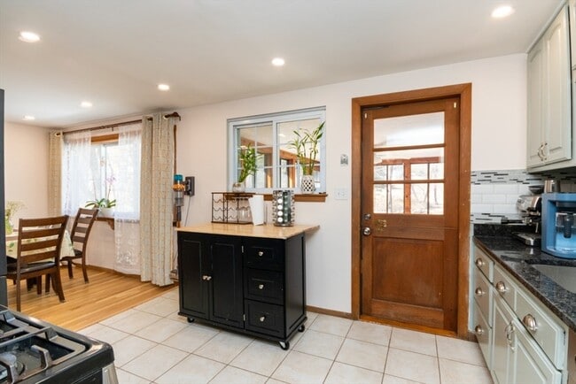 Building Photo - 22 Livoli Rd