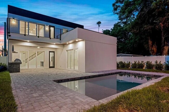 Building Photo - Bold Sarasota Bay Luxury Custom Home, 5 beds/4 baths, Private pool.