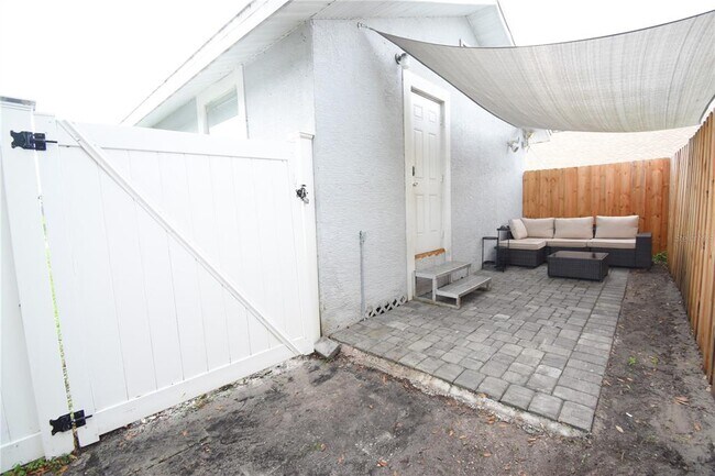 Building Photo - 221 E Cypress St