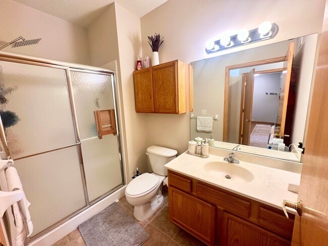 Building Photo - Modern 2-Bedroom Condo with Balcony & Heat...