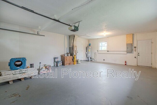 Building Photo - 4600 Venetian Blvd NE