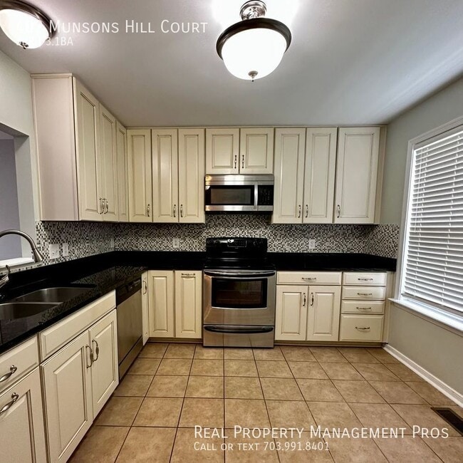 Primary Photo - 402 Munsons Hill Ct