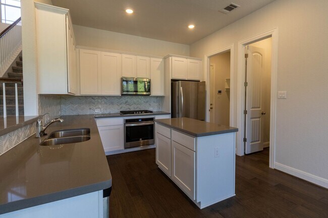 Building Photo - Stunning two story 4 bedroom with den and media/ game area in Pflugerville!