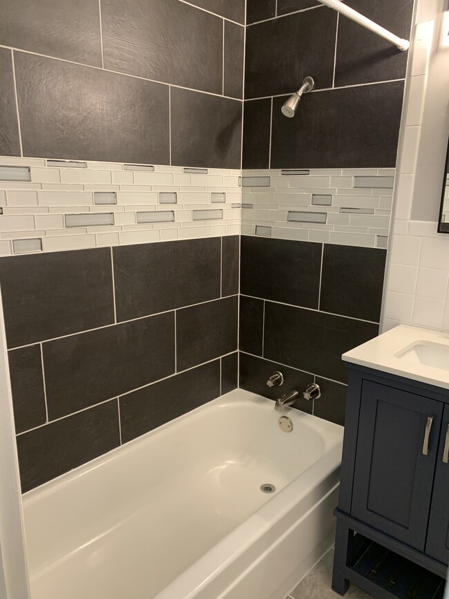 Master Bath - 1135 W 41st St, 1E