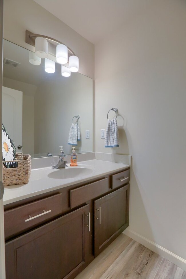 Building Photo - Furnished 3 bedroom townhome