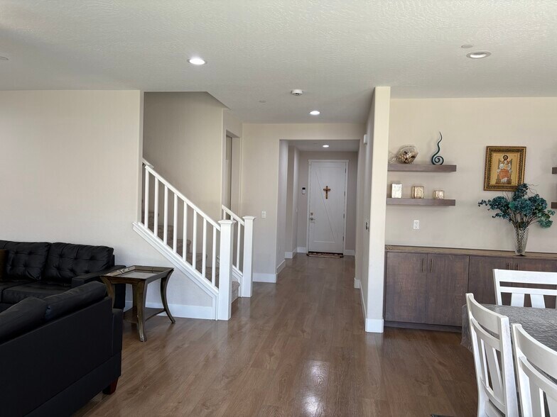 Building Photo - 2875 E Colina Dr
