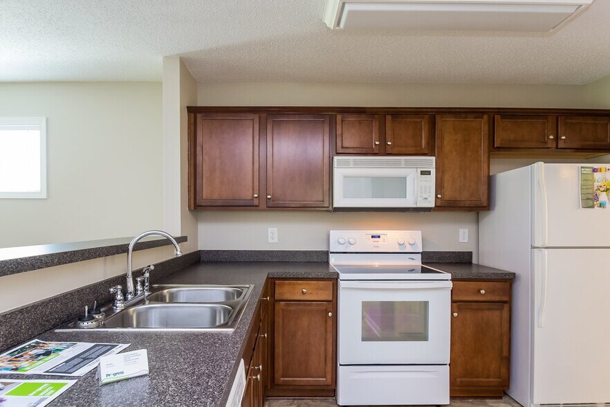 Building Photo - 42 Oakbrook Dr