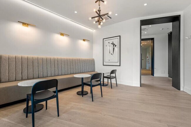 Building Photo - No Brokers Fee, One Month is Rent-Free, Pe...