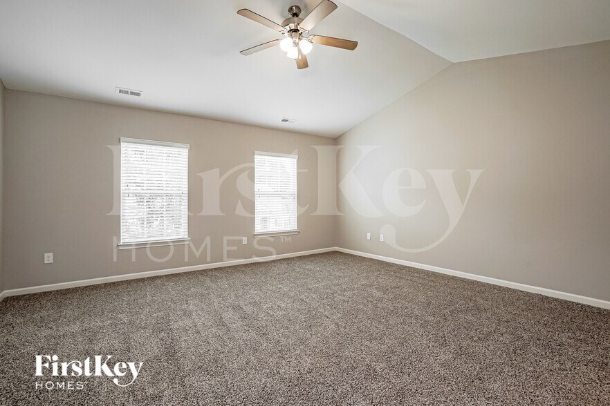 Building Photo - 100 N Great White Way