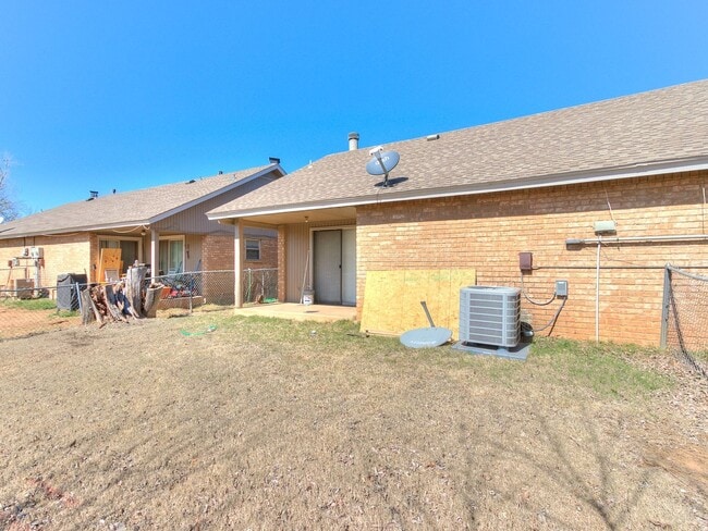 Building Photo - Charming West Norman Duplex