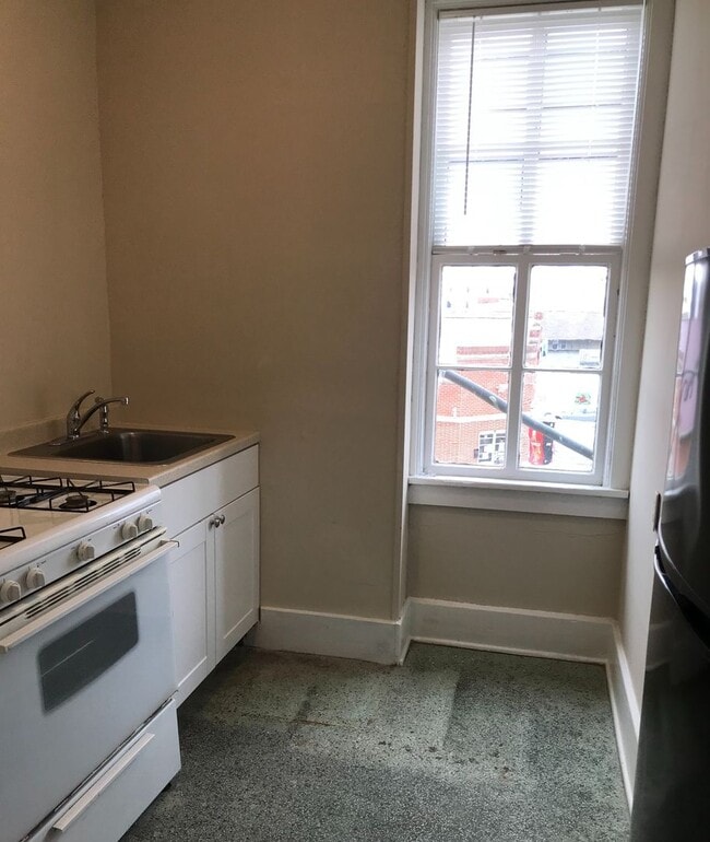 Building Photo - Newly Remodeled Studio Apartment