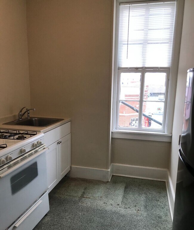 Building Photo - Recently Remodeled Studio Apartment