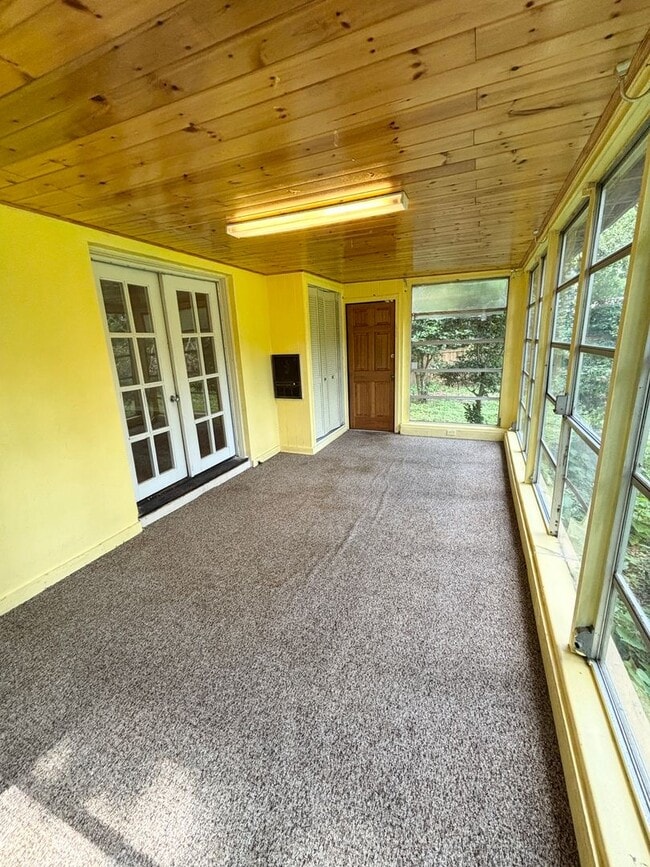 Building Photo - Brilliant house in Indian Head Acres