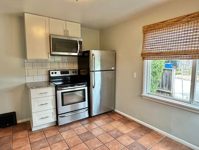 Building Photo - New Price! Beautiful 3 Bedroom home in des...