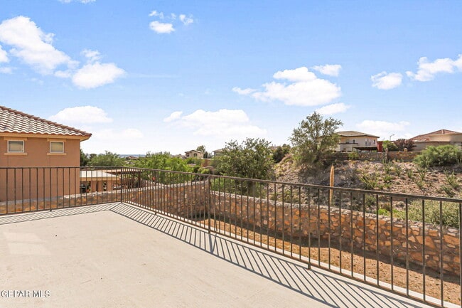 Building Photo - 951 Via Descanso Dr