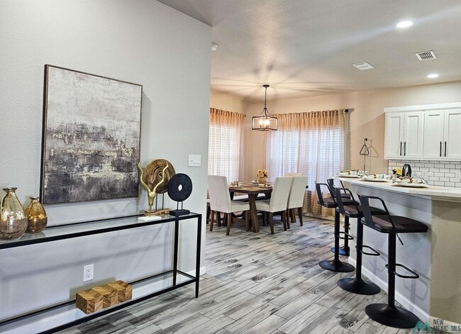 Building Photo - 510 W Dallas Ave