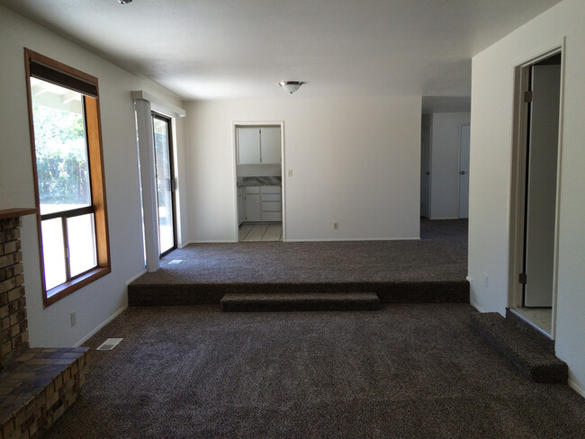 Building Photo - 3bed 2 bath House For Rent!