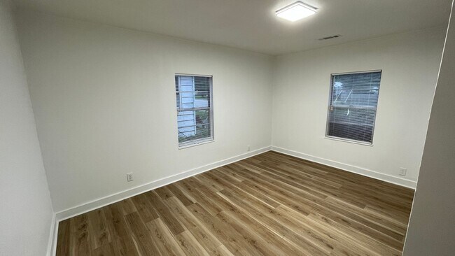 Building Photo - 609 Cox St