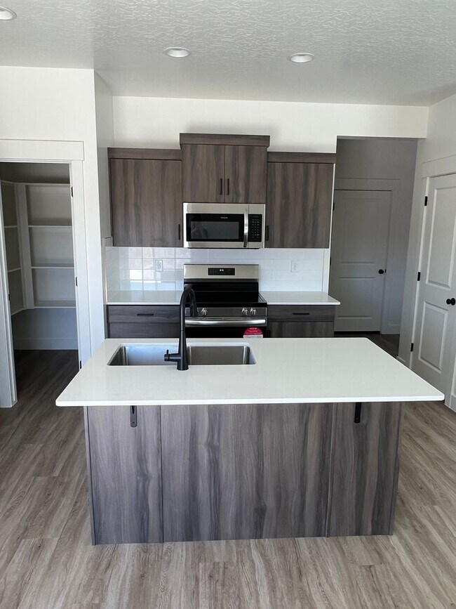 Building Photo - Newer 4 bedroom townhome in South Desert Gardens!