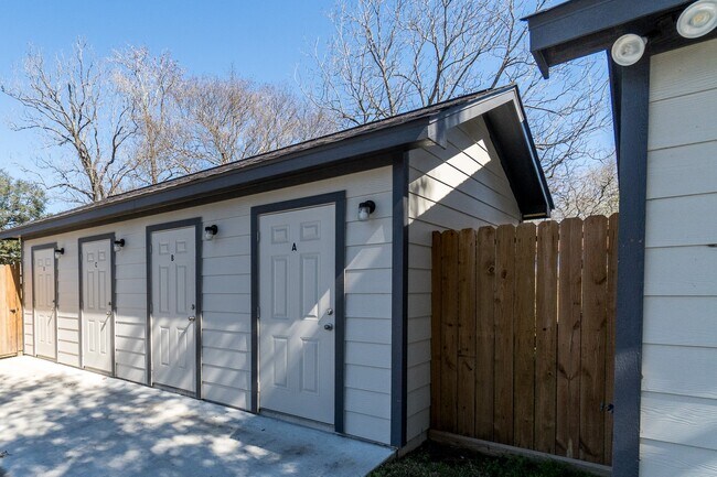 Building Photo - 207 N Poplar St