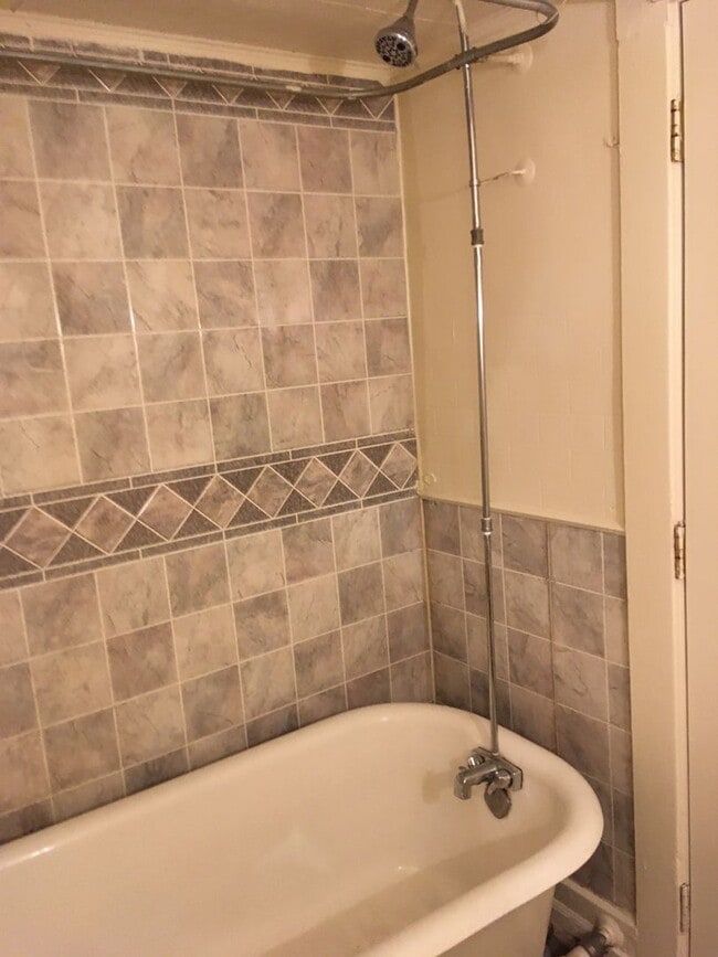 Building Photo - 2 BR Near the Fort Wayne Zoo