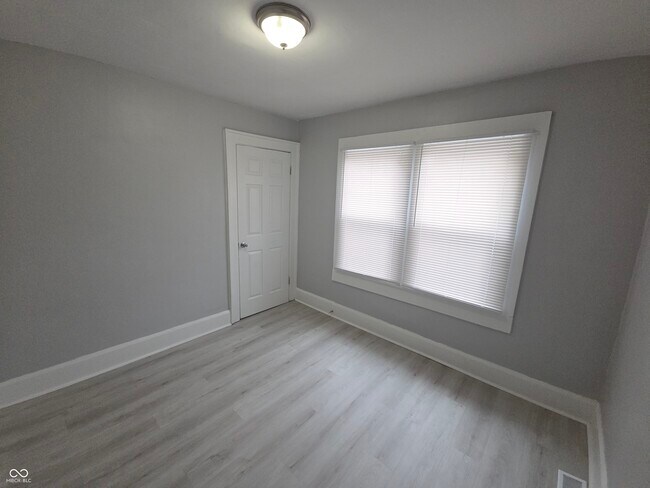 Building Photo - 1339 W Lee St