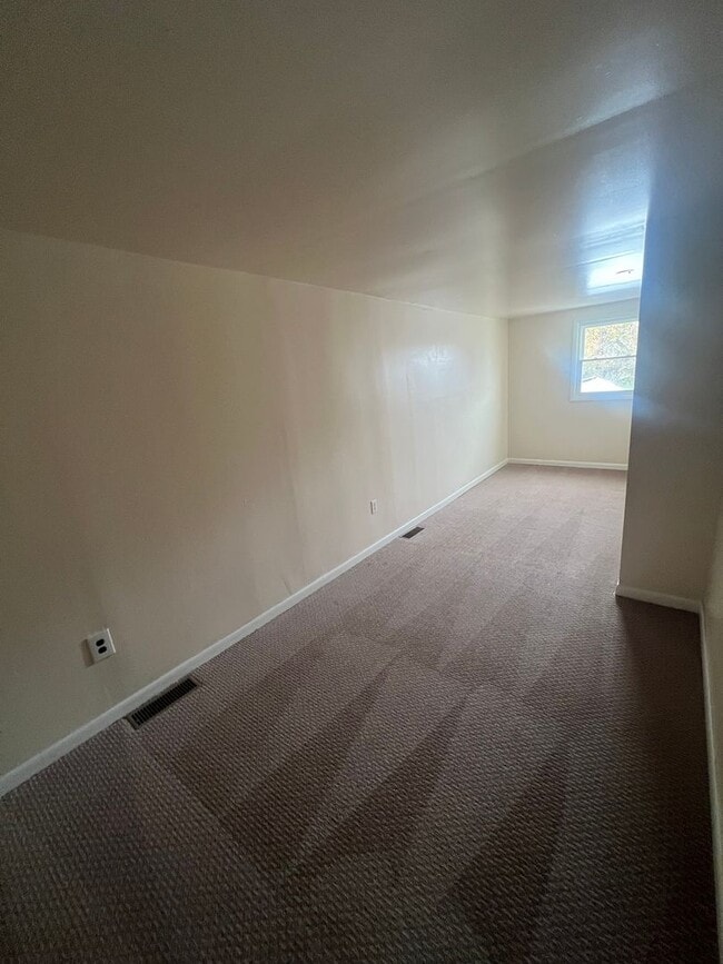 Building Photo - Large 3 Bed 2 Bath House