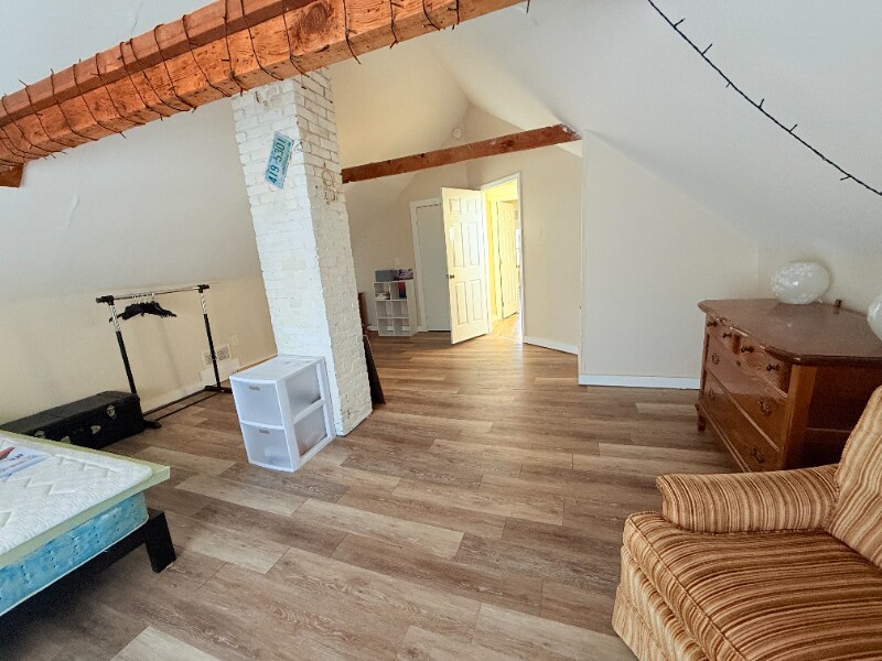 Building Photo - 17-17 Maple St