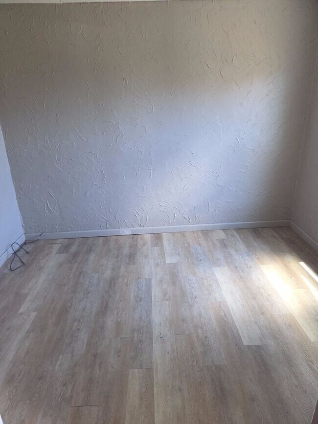 Building Photo - 2-Bedroom Home with detached garage — 50% Off Your First Month!