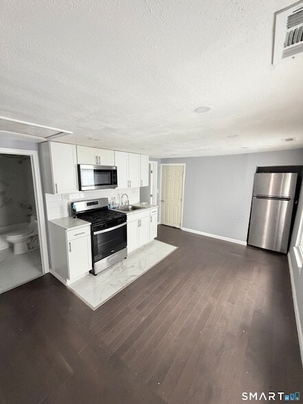 Building Photo - 16 Daggett St
