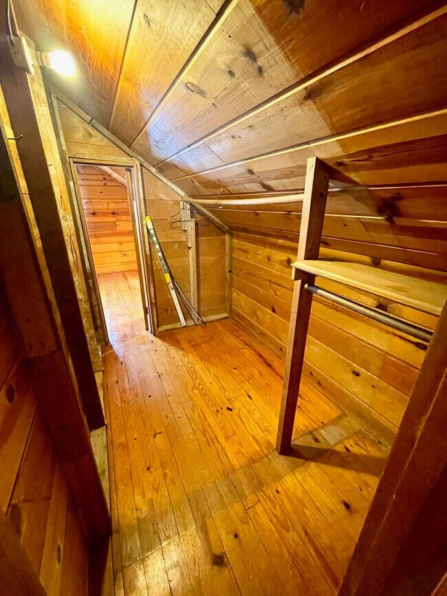 Building Photo - Very Unique 5 Bedroom Home on Large Lot