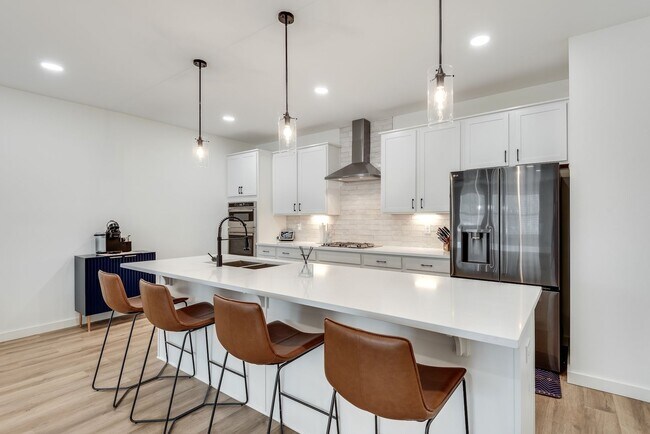 Building Photo - Gorgeous 3/3.5 Townhome Minutes From Downt...