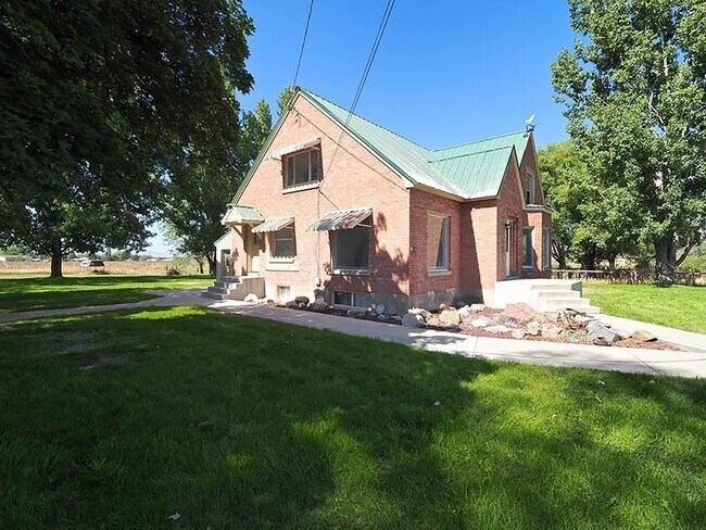 Building Photo - 2345 S Hwy 89