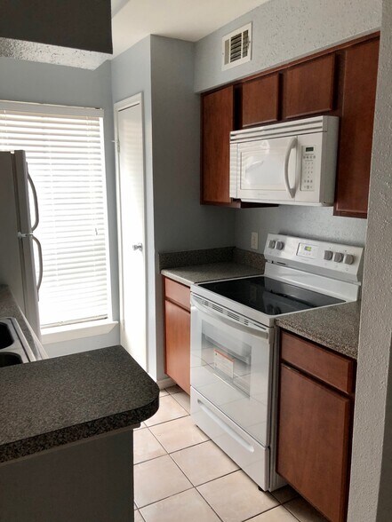 Building Photo - 3506 Cove View Blvd