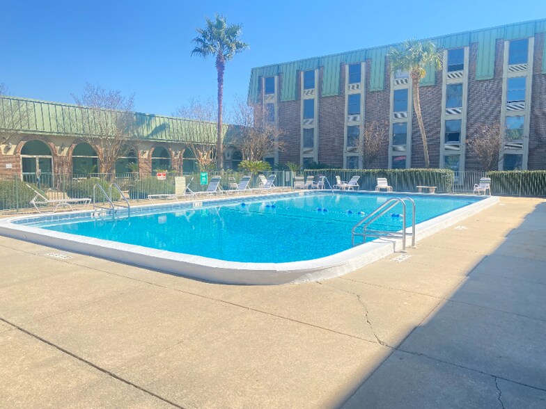 Building Photo - 224 E Garden St