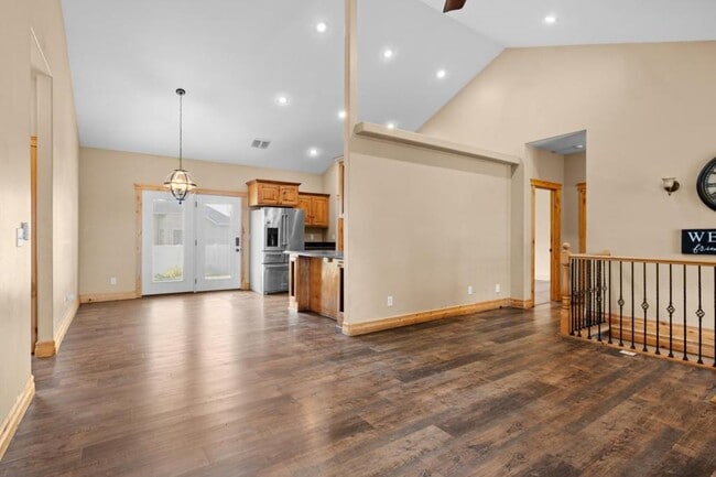 Building Photo - 2612 Eastview Dr