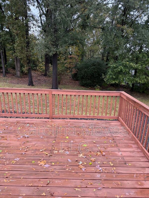 Building Photo - 708 W Lee Rd