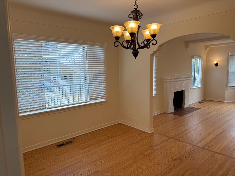 Building Photo - 617 W Glenoaks Blvd