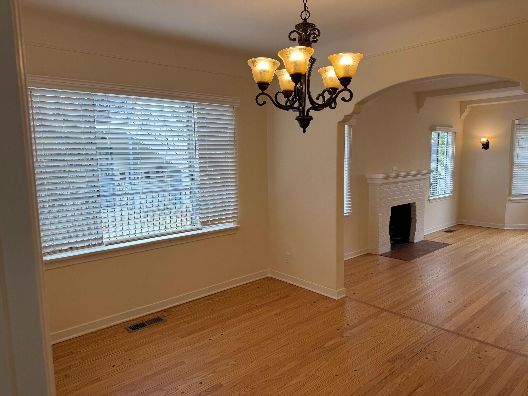 Building Photo - 617 W Glenoaks Blvd