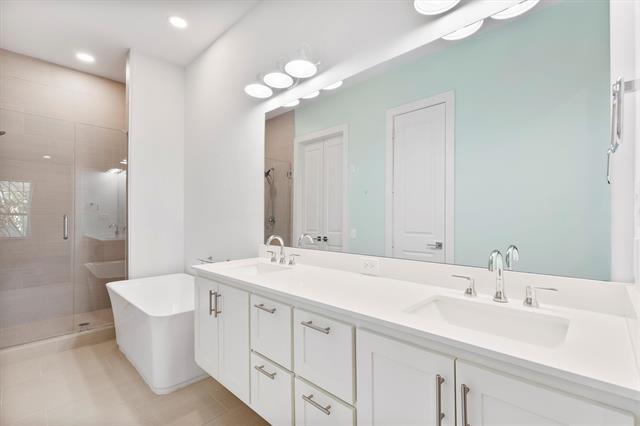 Building Photo - 15875 Spectrum Dr