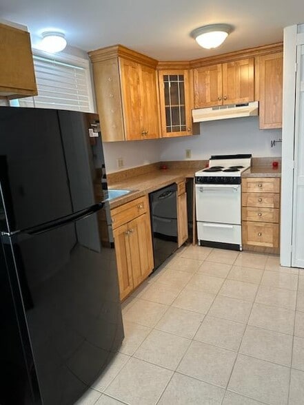 Kitchen - 8 Highland Ave