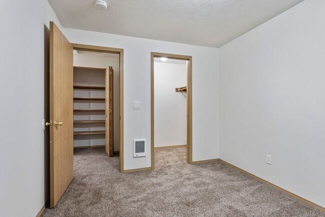Building Photo - Now Leasing at Jonathan’s Place – Modern C...