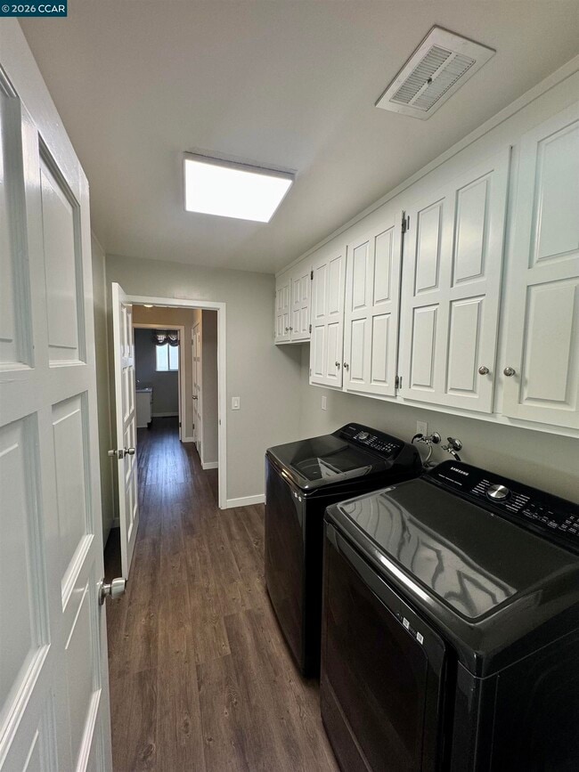 Building Photo - 62 Winding Glen