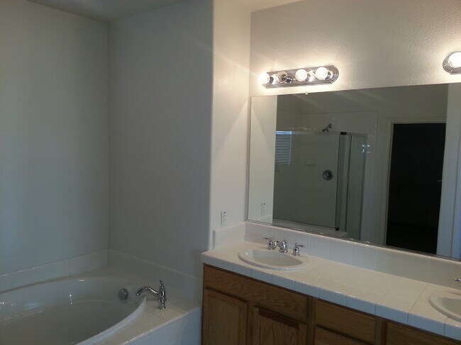 Building Photo - Free Rent for the rest of July Beautiful h...