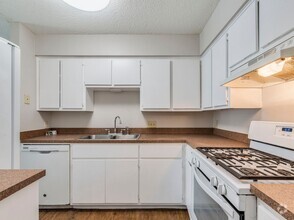Building Photo - 1110 Hyridge St