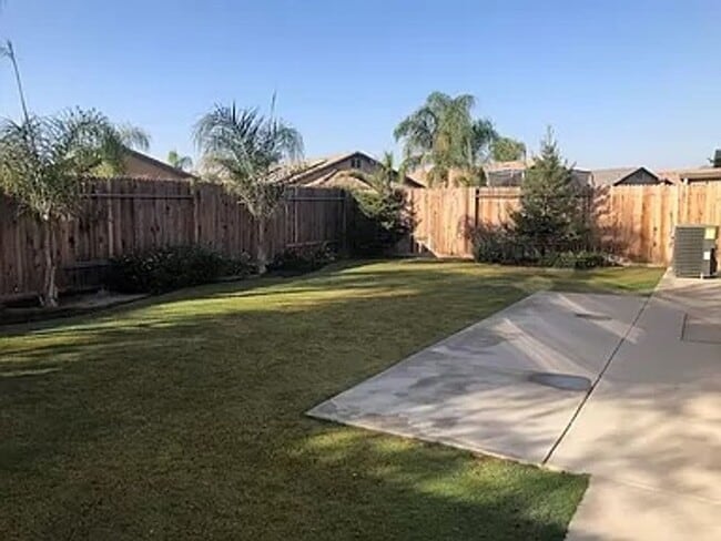 Building Photo - 5 bedrooms 2 baths house-SW Bakersfield