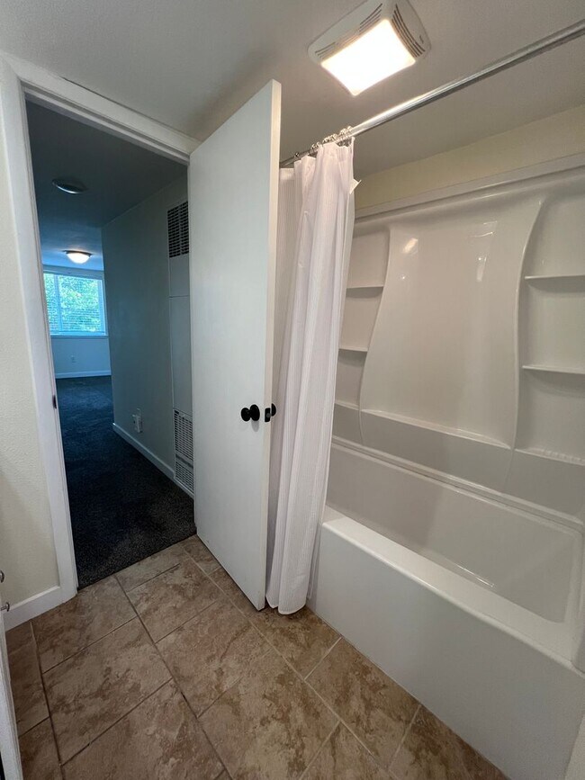 Building Photo - Three bed/Two Bath Upstairs Apartment | Available Now