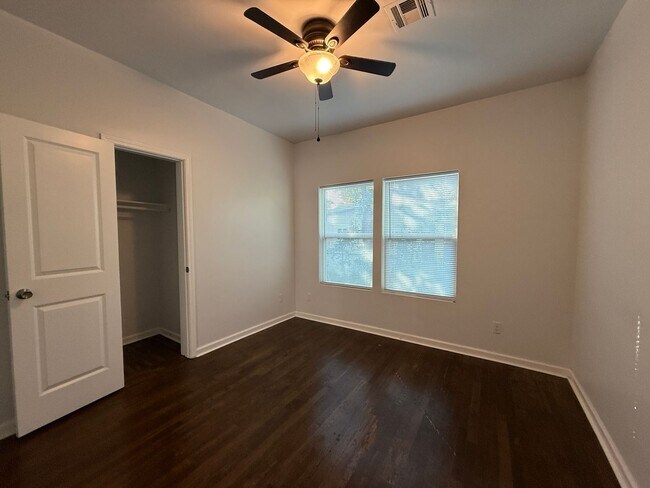 Building Photo - Gorgeous 3 bedroom 2 bathroom home