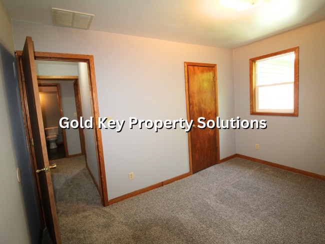 Building Photo - 3 BR 1.5 BA House with Garage and Central ...